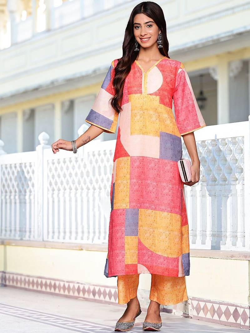 Women Printed Regular Kurta with Trousers