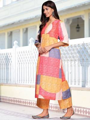 Women Printed Regular Kurta with Trousers 4