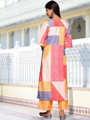 Women Printed Regular Kurta with Trousers 5
