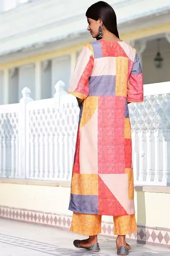Women Printed Regular Kurta with Trousers
