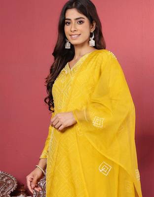 Geometric Embroidered Regular Thread Work Straight Kurta with Trousers & Dupatta 1