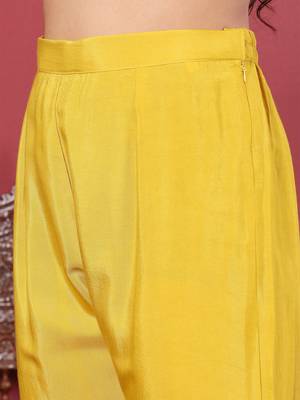 Geometric Embroidered Regular Thread Work Straight Kurta with Trousers & Dupatta 4