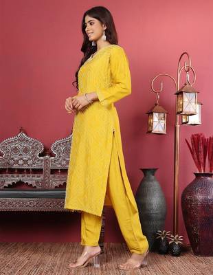 Geometric Embroidered Regular Thread Work Straight Kurta with Trousers & Dupatta 6