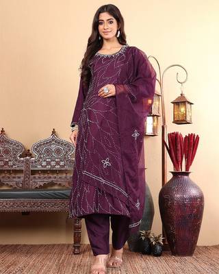Floral Embroidered Regular Thread Work Straight Kurta with Trousers & Dupatta 1