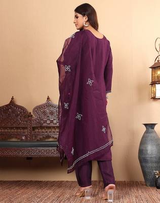 Floral Embroidered Regular Thread Work Straight Kurta with Trousers & Dupatta 6