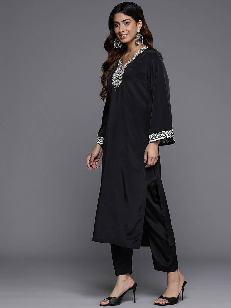 Paisley Yoke Design Thread Work Straight Kurta with Trousers