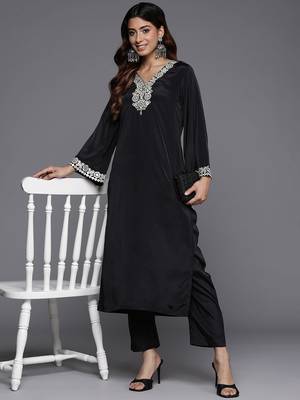 Paisley Yoke Design Thread Work Straight Kurta with Trousers 6