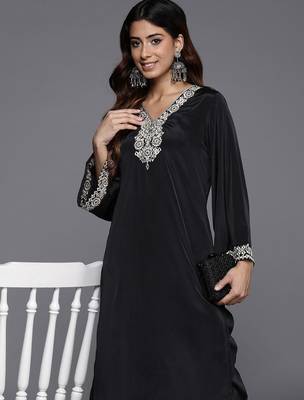Paisley Yoke Design Thread Work Straight Kurta with Trousers 7
