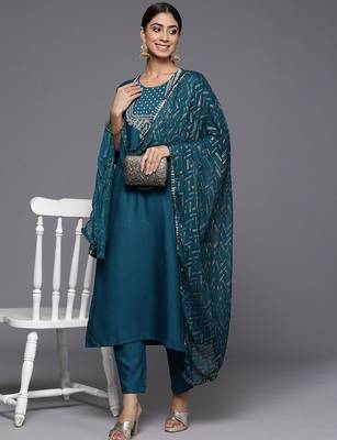 Floral Thread Work Yoke Sequinned Kurta with Trousers & Dupatta 7