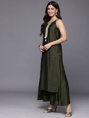 Ethnic Motifs Embroidered Sequinned Straight Kurta & Trousers With Dupatta 5