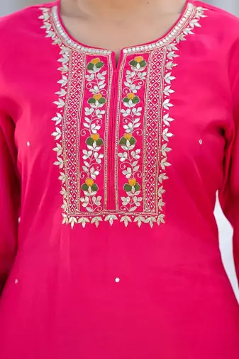 Floral Embroidered Regular Thread Work Kurta with Trousers & With Dupatta