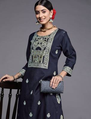 Women Navy Blue Ethnic Motifs Printed Liva Kurta with Trousers 2