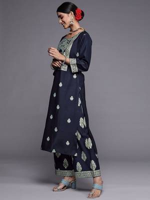 Women Navy Blue Ethnic Motifs Printed Liva Kurta with Trousers 5