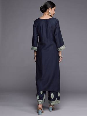Women Navy Blue Ethnic Motifs Printed Liva Kurta with Trousers 6
