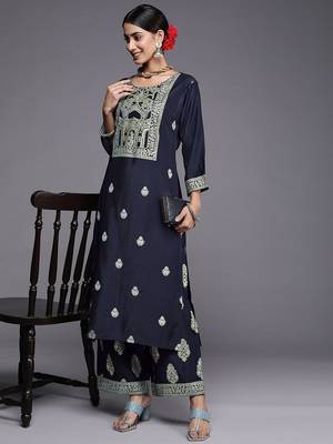 Women Navy Blue Ethnic Motifs Printed Liva Kurta with Trousers 7