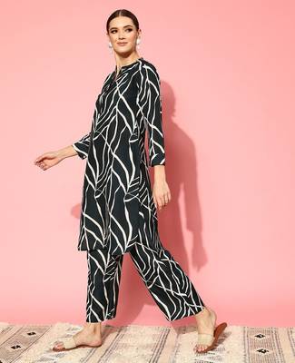 Fusion Abstract Printed Regular Kurta with Trousers 4