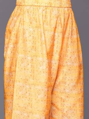 Women Printed Regular Kurta with Trousers 3
