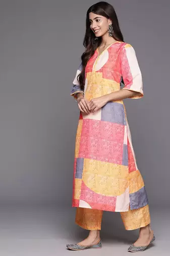 Women Printed Regular Kurta with Trousers
