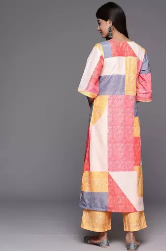 Women Printed Regular Kurta with Trousers