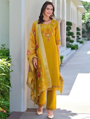 Women Floral Embroidered Regular Thread Work Kurta with Trousers & With Dupatta 1
