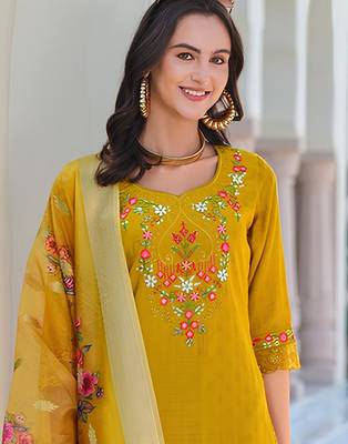 Women Floral Embroidered Regular Thread Work Kurta with Trousers & With Dupatta 2
