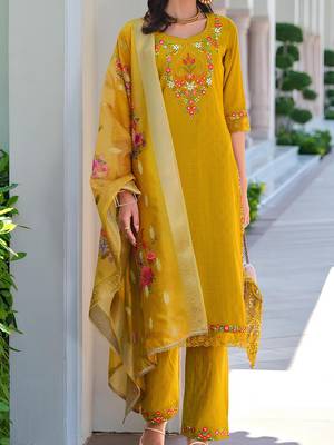 Women Floral Embroidered Regular Thread Work Kurta with Trousers & With Dupatta 3