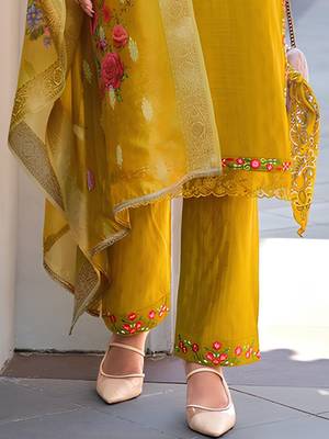 Women Floral Embroidered Regular Thread Work Kurta with Trousers & With Dupatta 4