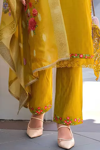 Women Floral Embroidered Regular Thread Work Kurta with Trousers & With Dupatta