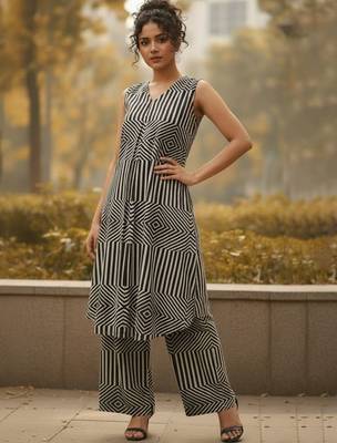 Women Striped Regular Kurta with Trousers 1