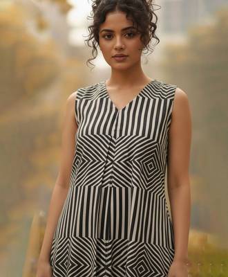 Women Striped Regular Kurta with Trousers 2