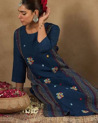 Women Floral Embroidered Regular Thread Work Kurta with Trousers 2