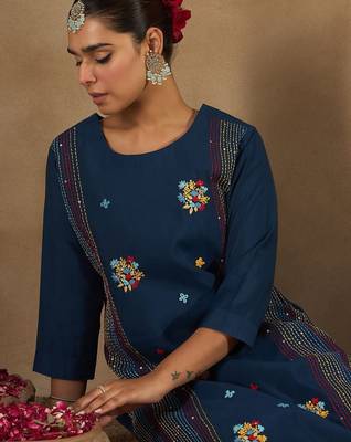 Women Floral Embroidered Regular Thread Work Kurta with Trousers 3