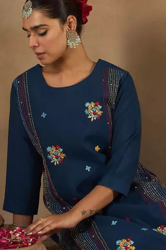 Women Floral Embroidered Regular Thread Work Kurta with Trousers