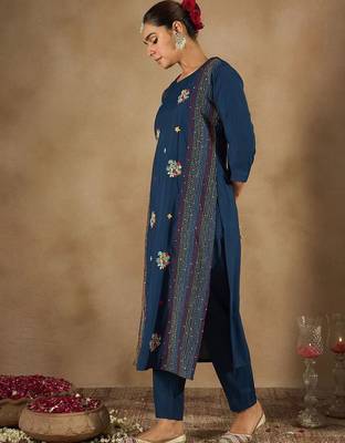 Women Floral Embroidered Regular Thread Work Kurta with Trousers 5