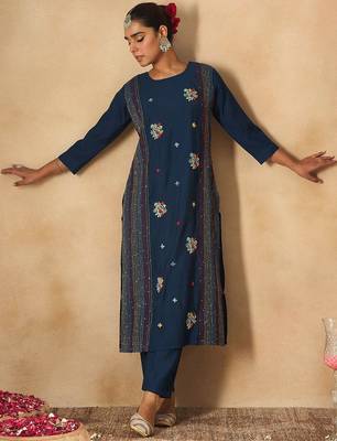 Women Floral Embroidered Regular Thread Work Kurta with Trousers 7
