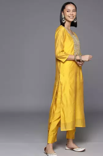 Women Ethnic Motifs Embroidered Chanderi Silk Kurta with Trousers & With Dupatta