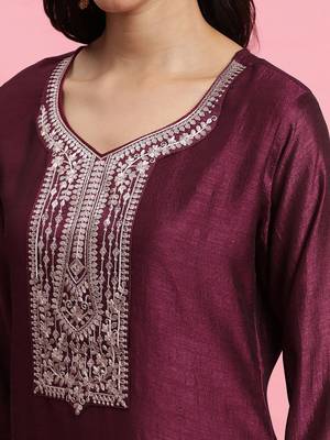 Floral Embroidered Regular Thread Work Kurta With Trousers & Dupatta 2