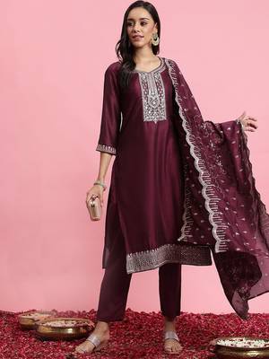 Floral Embroidered Regular Thread Work Kurta With Trousers & Dupatta 4