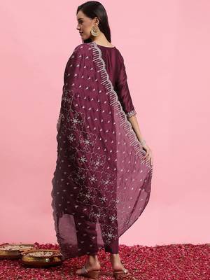 Floral Embroidered Regular Thread Work Kurta With Trousers & Dupatta 5