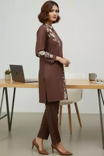 Women Floral Embroidered Regular Thread Work Linen Kurta with Trousers