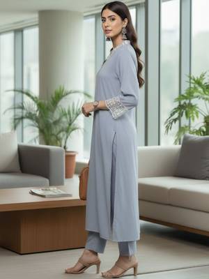 Women Regular Thread Work Silk Crepe Kurta with Trousers 3