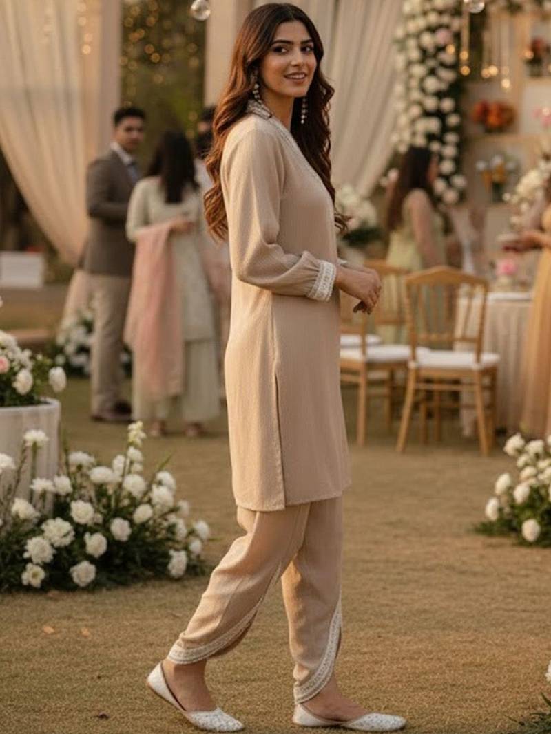 Women Regular Thread Work Kurta with Harem Pants