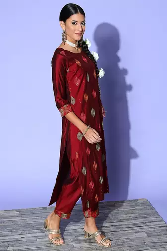 Women Maroon Floral Embroidered Sequinned Liva Kurta with Trousers & With Dupatta