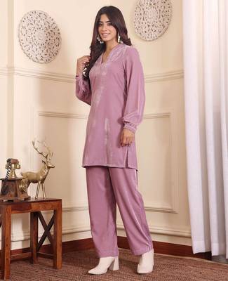 V-Neck Velvet Straight Kurta With Trousers 4