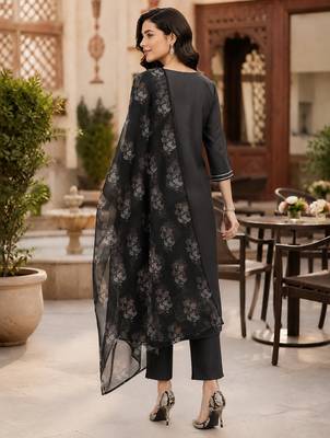  women's straight side slit  embroidered  kurta pant set with digital  dupatta 2