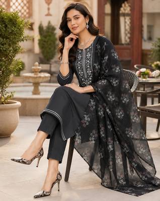  women's straight side slit  embroidered  kurta pant set with digital  dupatta 3