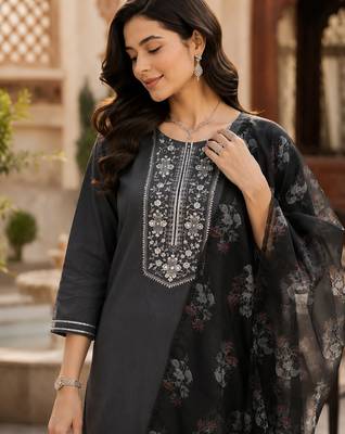  women's straight side slit  embroidered  kurta pant set with digital  dupatta 4