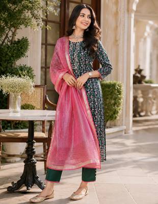  women's kalamkari print straight side slit kurta pant set with organza dupatta 5