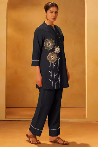 Women black pure cotton embroidered straight kurta co-ord set