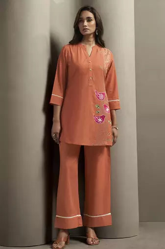 Women's pure cotton bird embroidered straight kurta with solid pure cotton pants